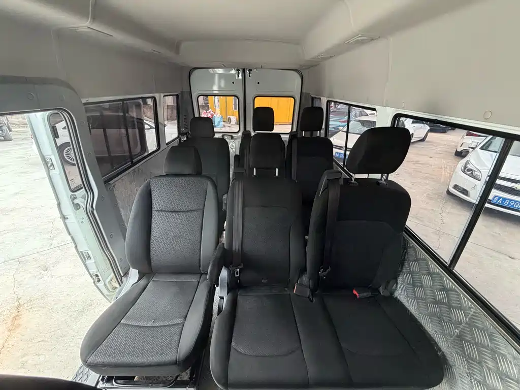 Iveco Daily 2023 2.5T A37M1 Long Wheelbase Medium Roof Dual Rear Wheels Manual Door 5-9 Seats