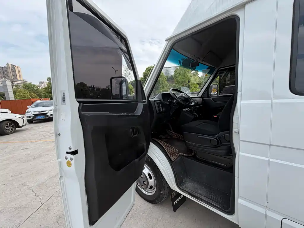 Iveco Daily 2023 2.5T A37M1 Long Wheelbase Medium Roof Dual Rear Wheels Manual Door 5-9 Seats