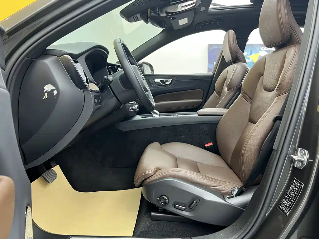 Volvo XC60 2022 B5 AWD Zhiyuan Luxury Edition
