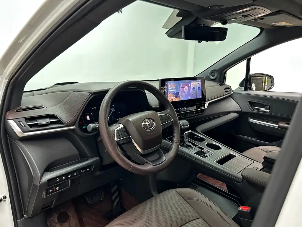 Toyota Sienna 2024 2.5L Hybrid Platinum Edition