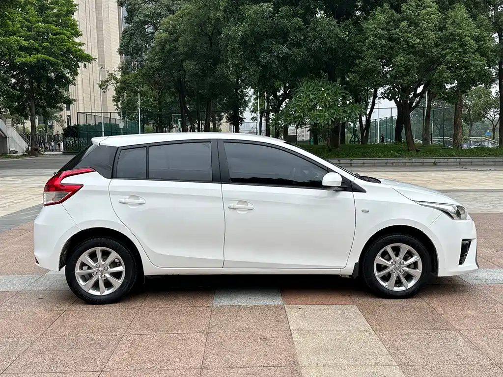 YARiS L 2015 1.5E Automatic Meidong Edition