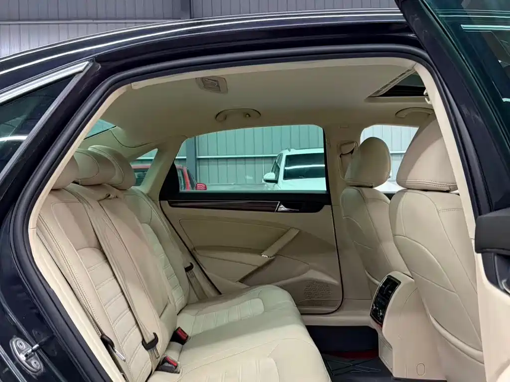 Volkswagen Passat 2011 1.8TSI DSG Yuzun Edition