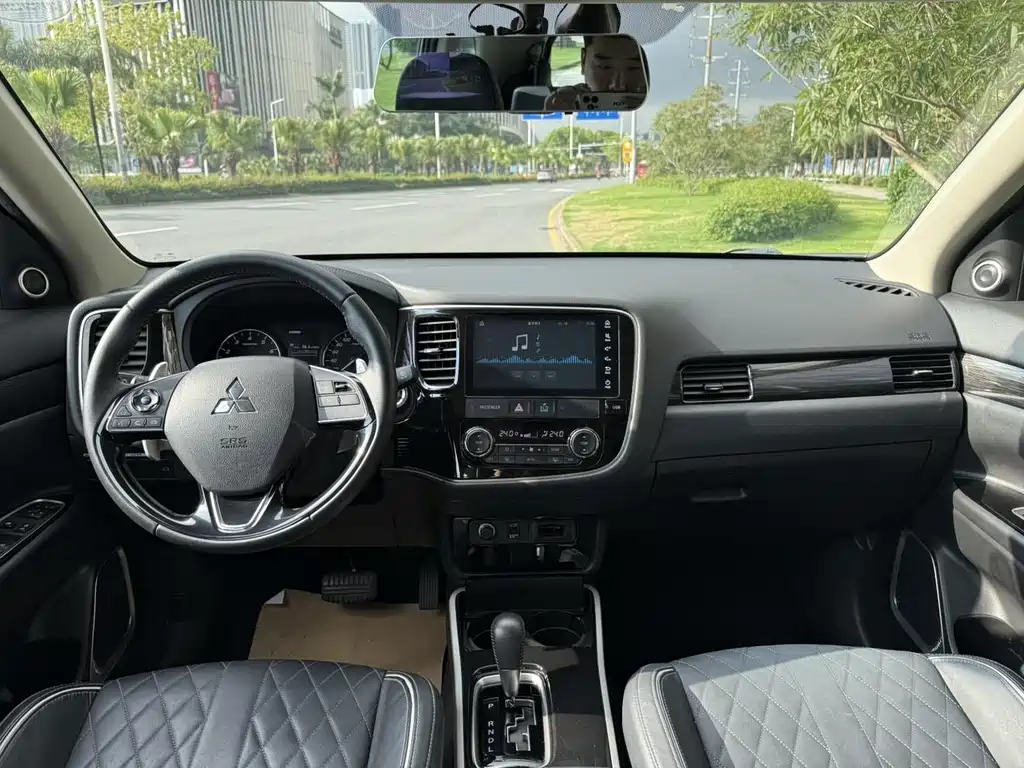 Mitsubishi Outlander 2020 2.4L AWD Zhixiang Edition 7-Seater