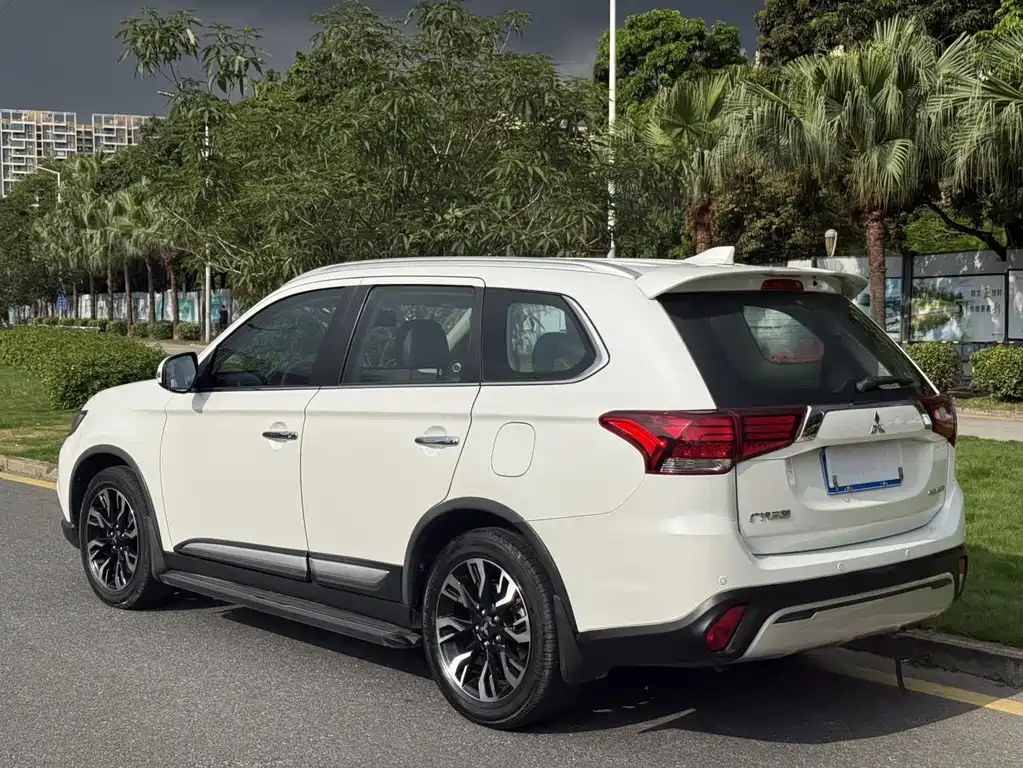 Mitsubishi Outlander 2020 2.4L AWD Zhixiang Edition 7-Seater