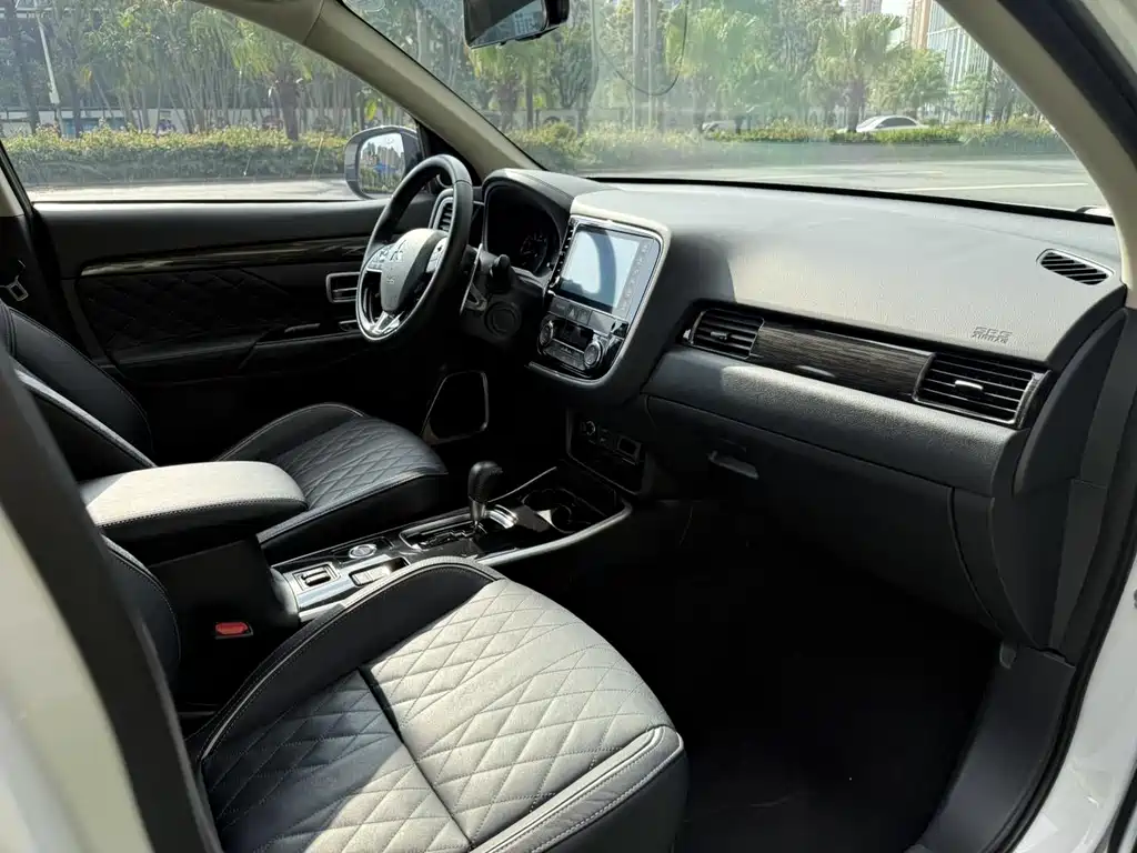 Mitsubishi Outlander 2020 2.4L AWD Zhixiang Edition 7-Seater