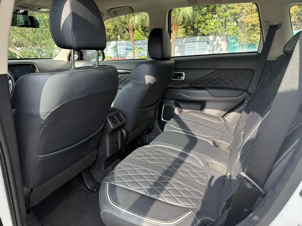 Mitsubishi Outlander 2020 2.4L AWD Zhixiang Edition 7-Seater