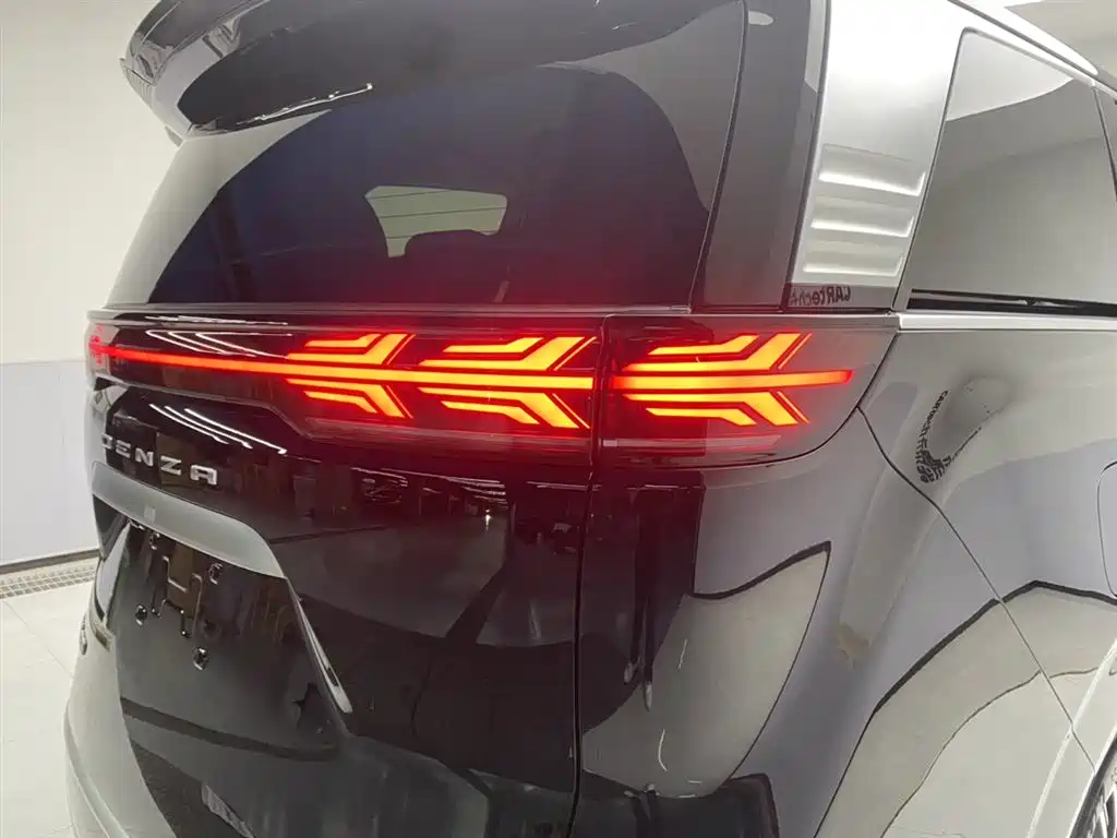 Denza D9 2022 DM-i 970 AWD Zunrong Edition