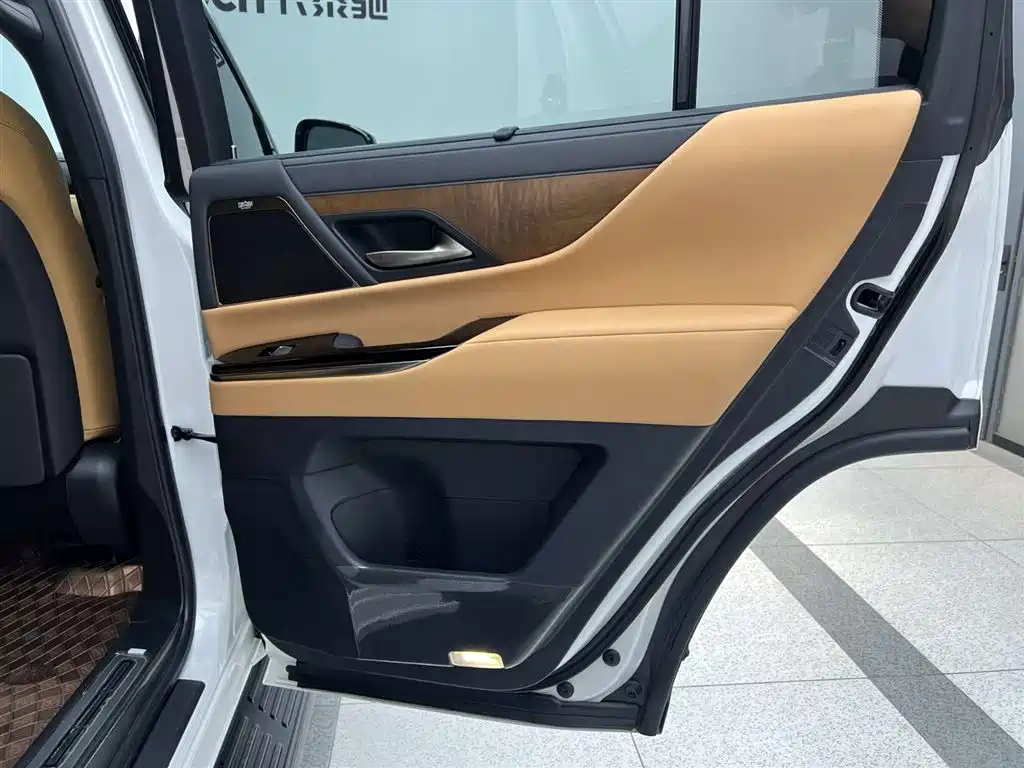 Lexus LX 600 2025