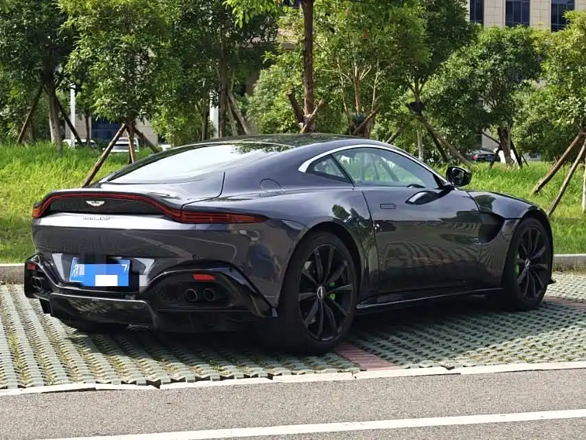 Aston Martin V8 Vantage 2018 4.0T V8 Coupe
