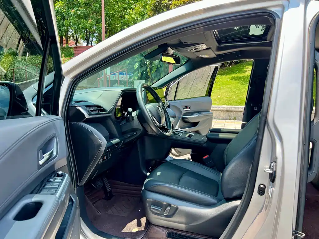 2021 Toyota Sienna Hybrid Platinum