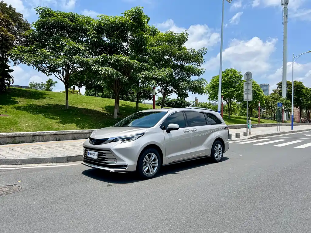 2021 Toyota Sienna Hybrid Platinum