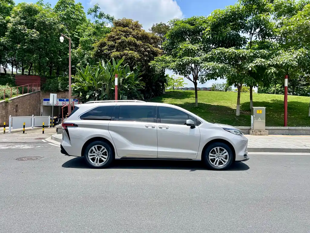 2021 Toyota Sienna Hybrid Platinum