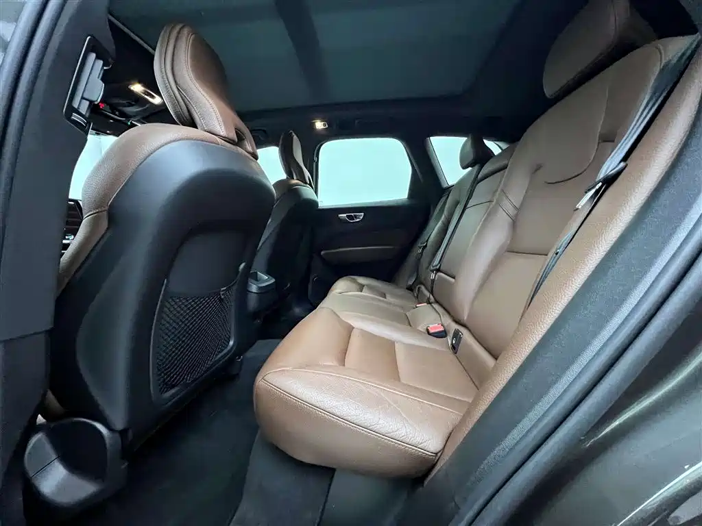 Volvo XC60 2020 T5 AWD Momentum Luxury Edition
