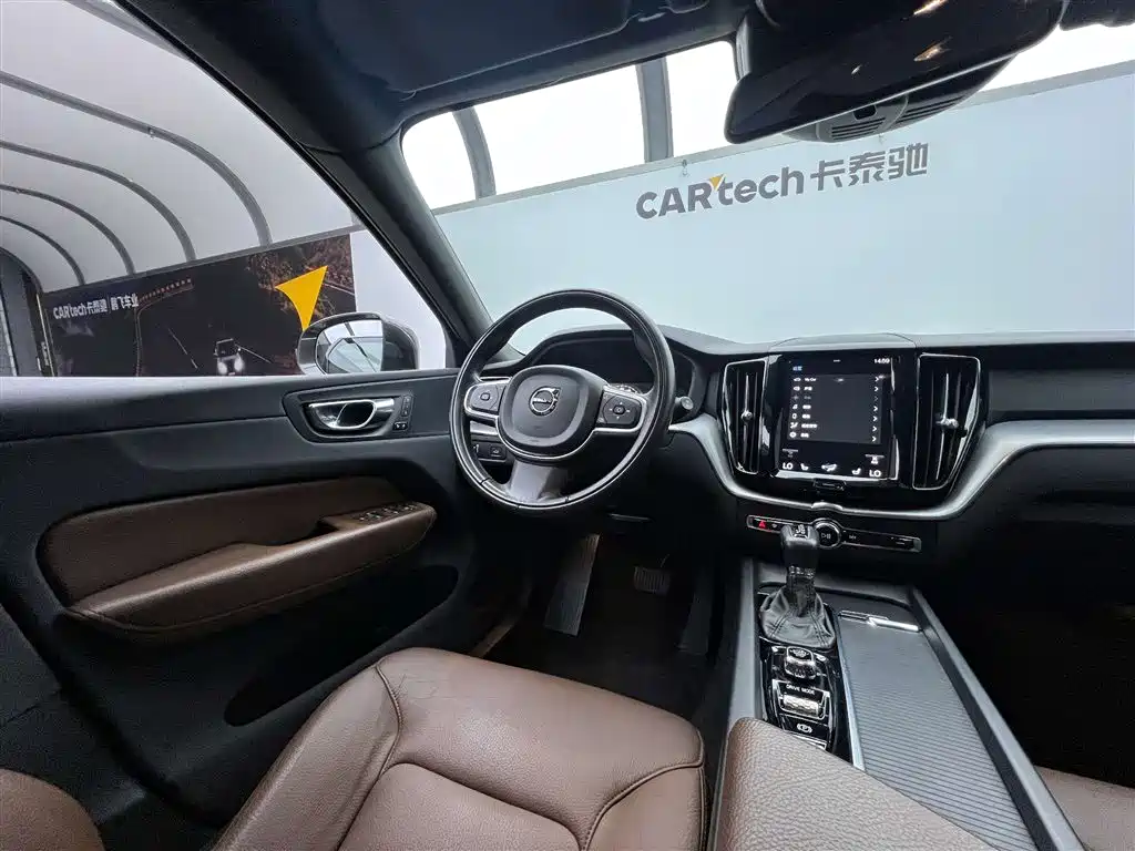 Volvo XC60 2020 T5 AWD Momentum Luxury Edition