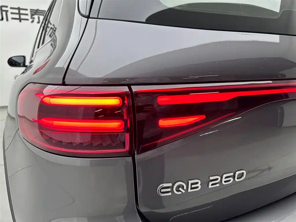 Mercedes-Benz EQB 260 2025