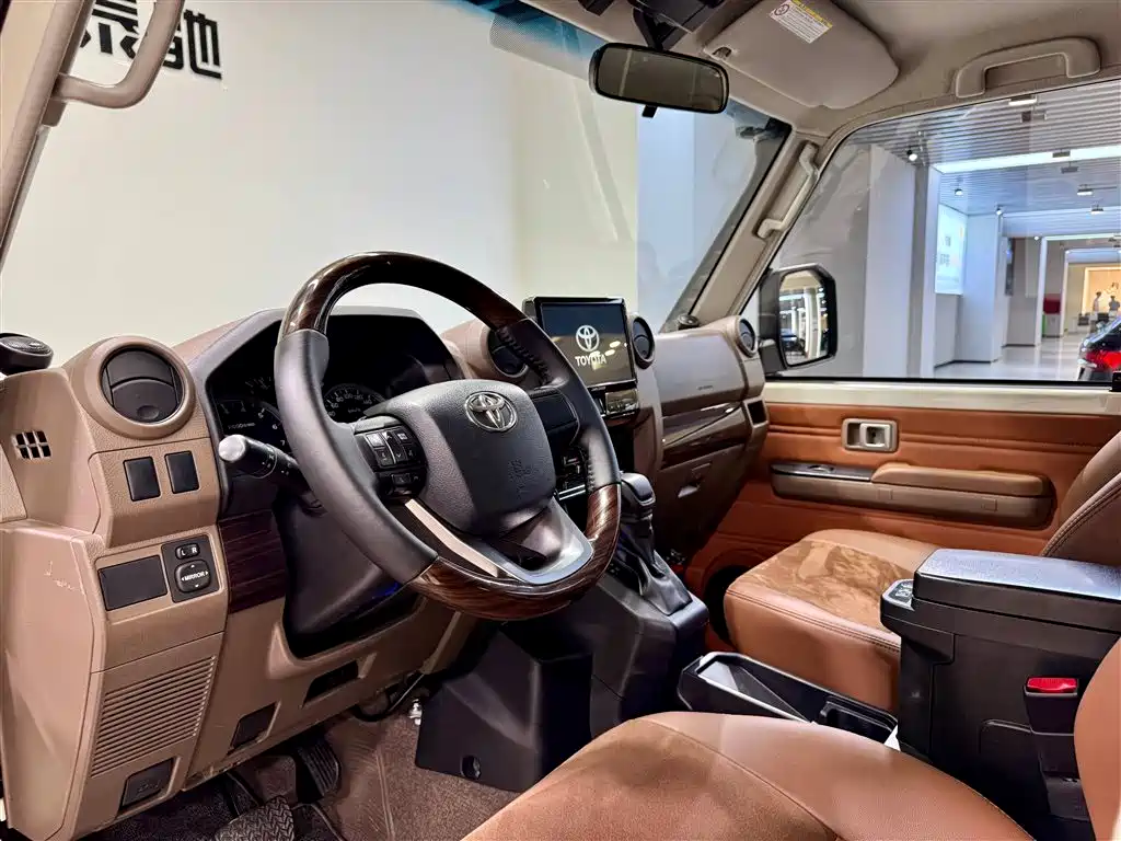 Land Cruiser LC76 2024 4.0L Automatic
