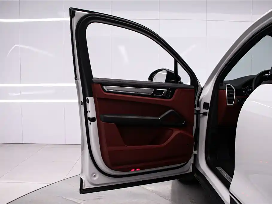 Porsche Cayenne 2023 Platinum Edition