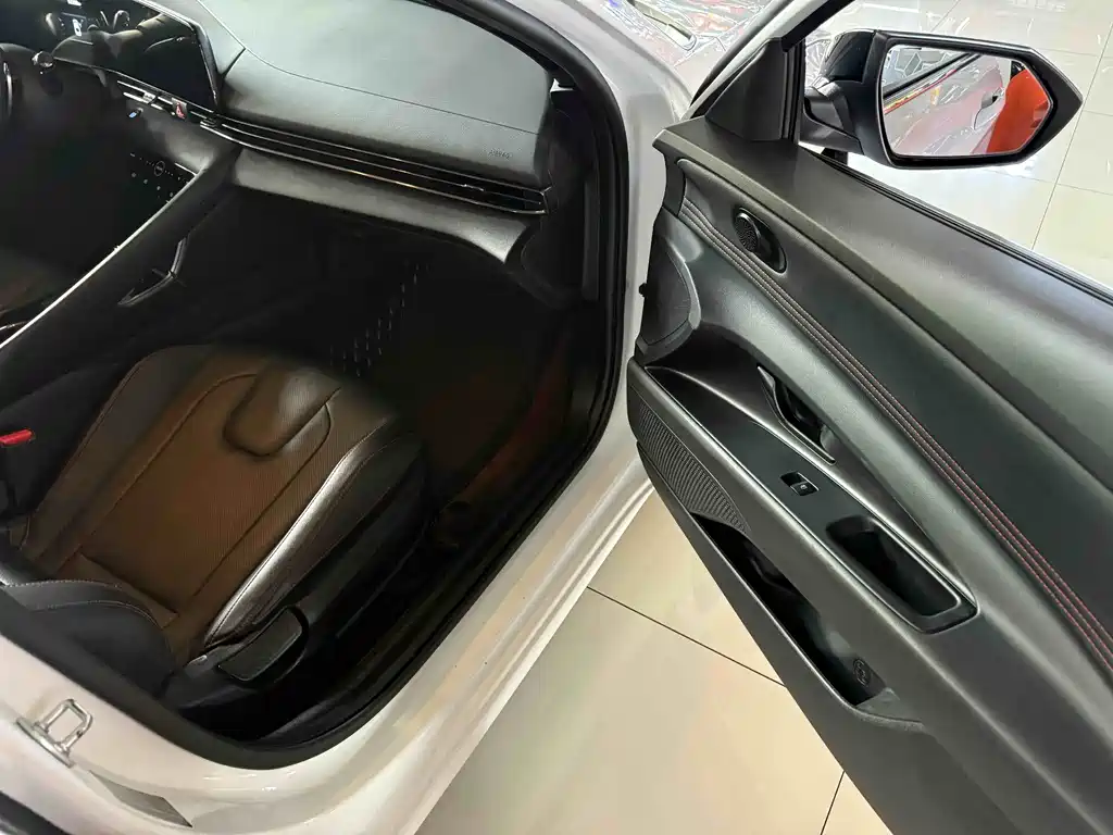 Hyundai Elantra 2022 240TGDi DCT LUX Premium Edition