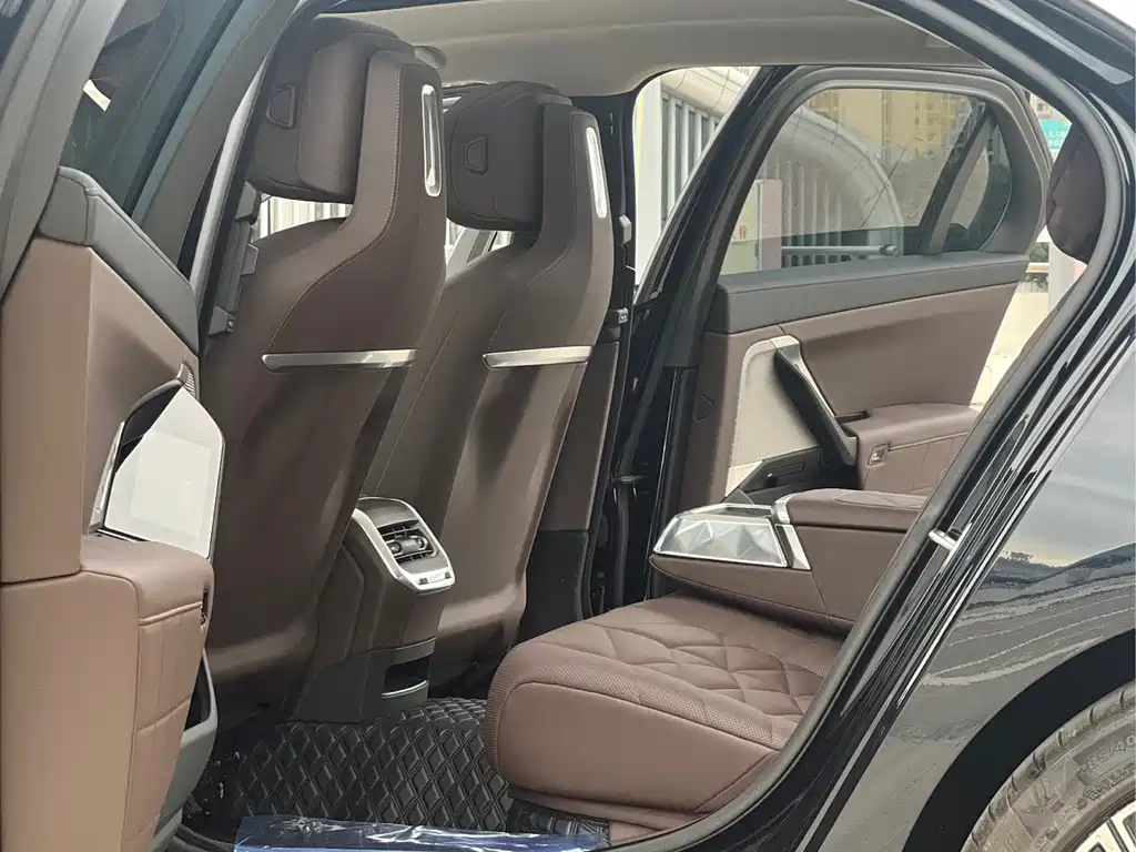 BMW 7 Series 2023 735Li M Sport Package