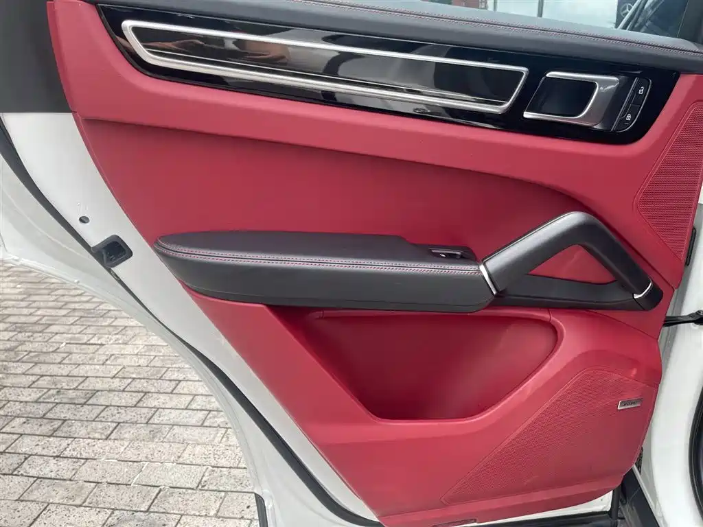 Porsche Cayenne 2023 3.0T Platinum Edition