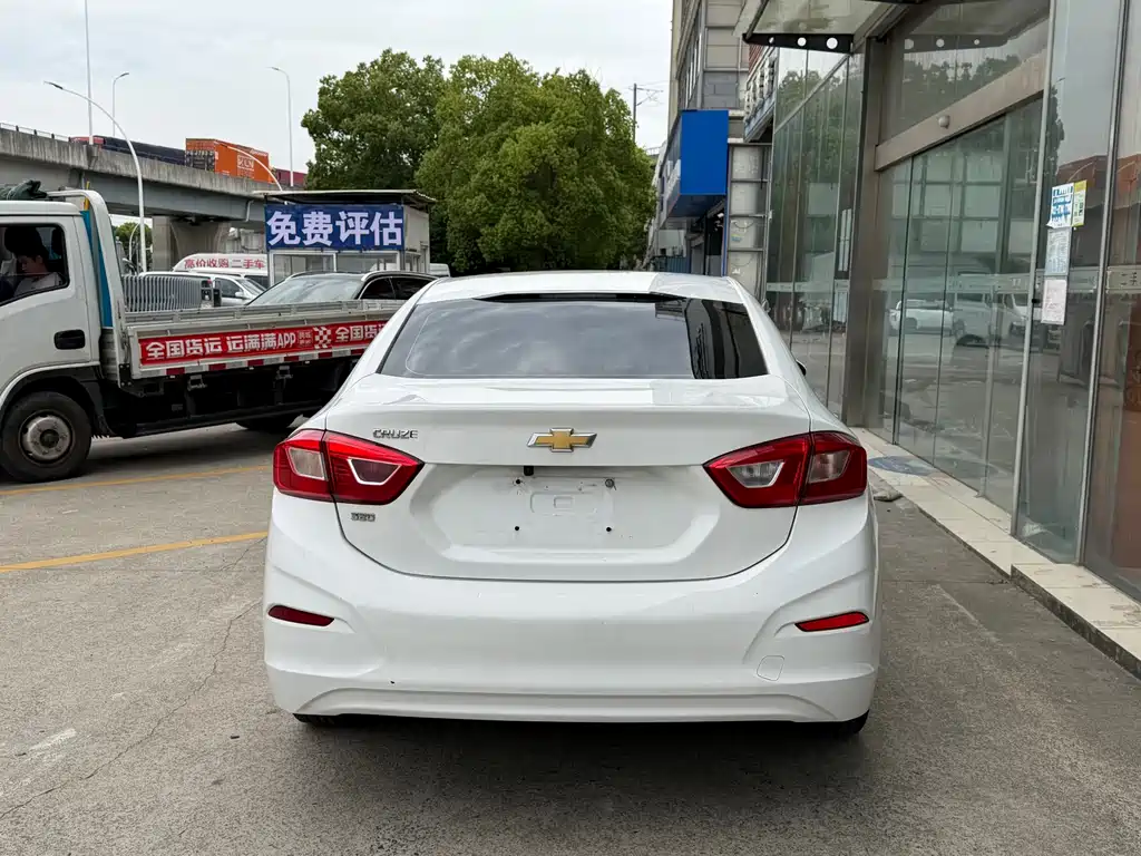 Chevrolet Cruze 2018 320 Automatic Pioneer Sunroof Edition