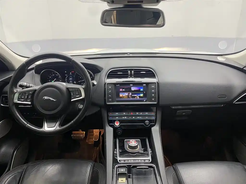 Jaguar F-PACE 2018 2.0T AWD Urban Prestige Edition