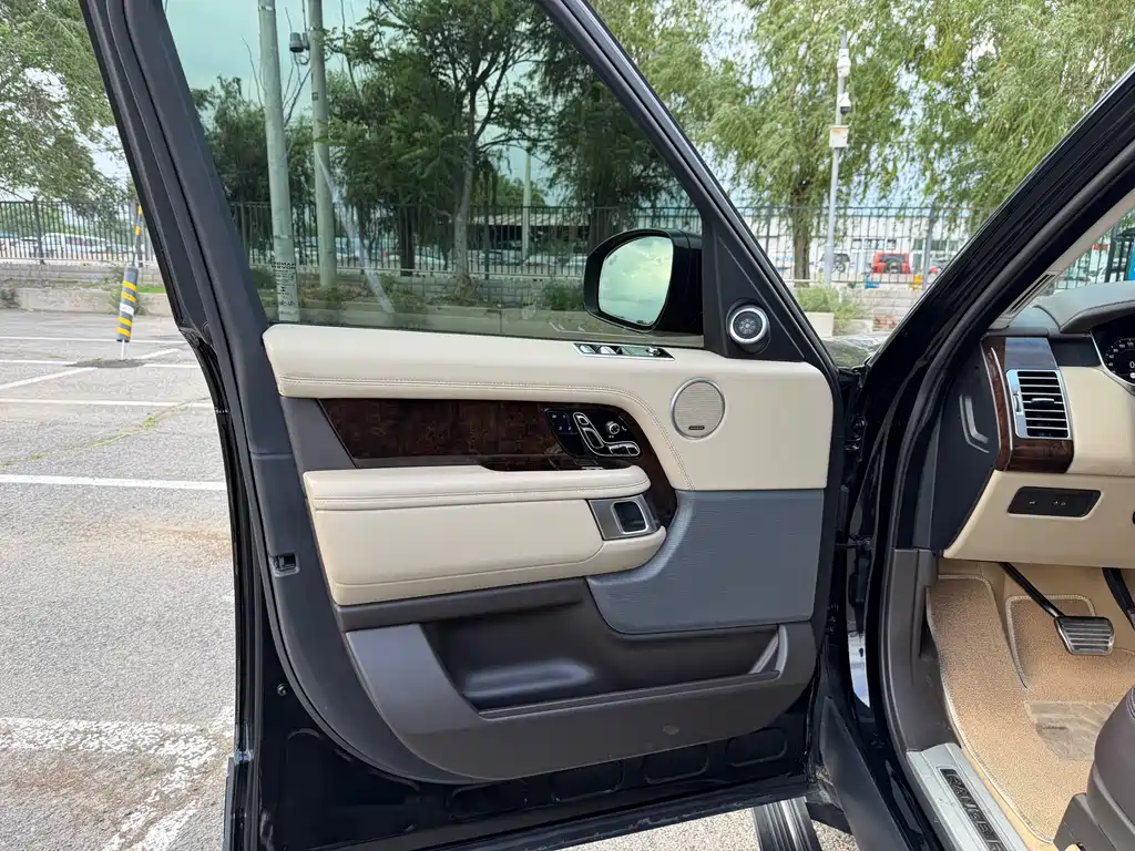 Range Rover 2022 3.0 L6 400PS Heritage Extended Classic Edition