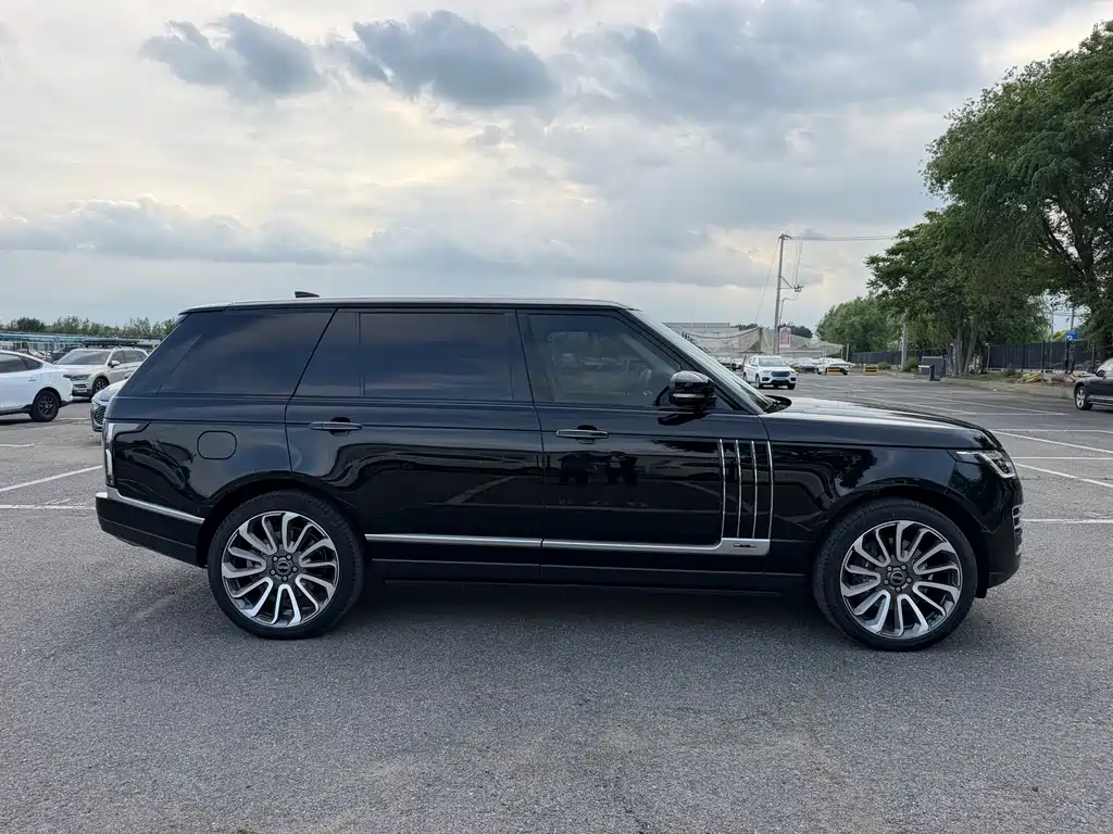 Range Rover 2022 3.0 L6 400PS Heritage Extended Classic Edition