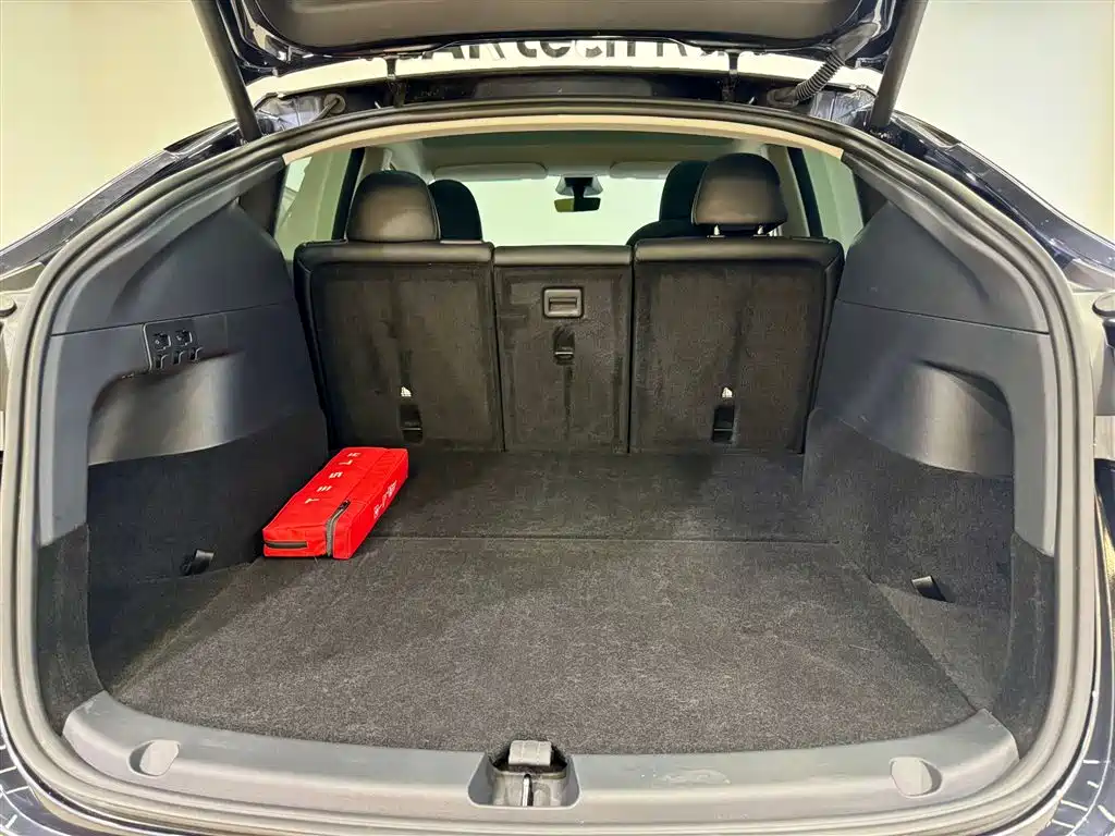 Tesla Model Y Long Range All-Wheel Drive