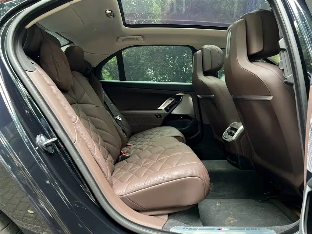 BMW 7 Series 2023 735Li M Sport Package