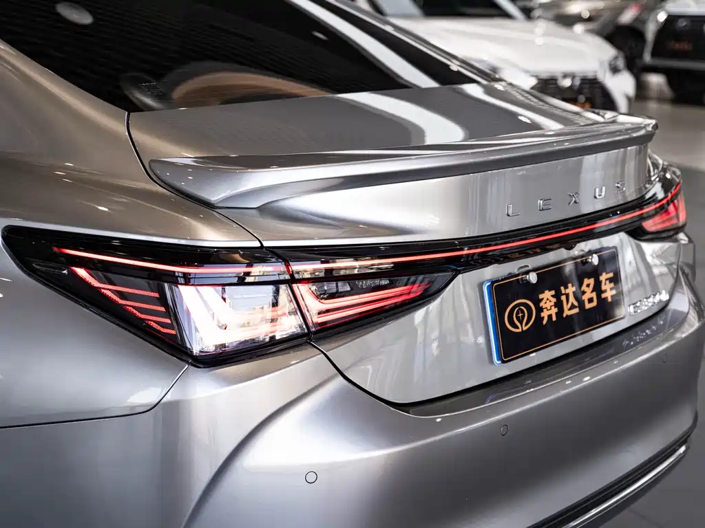 Lexus ES 300h Luxury 2025