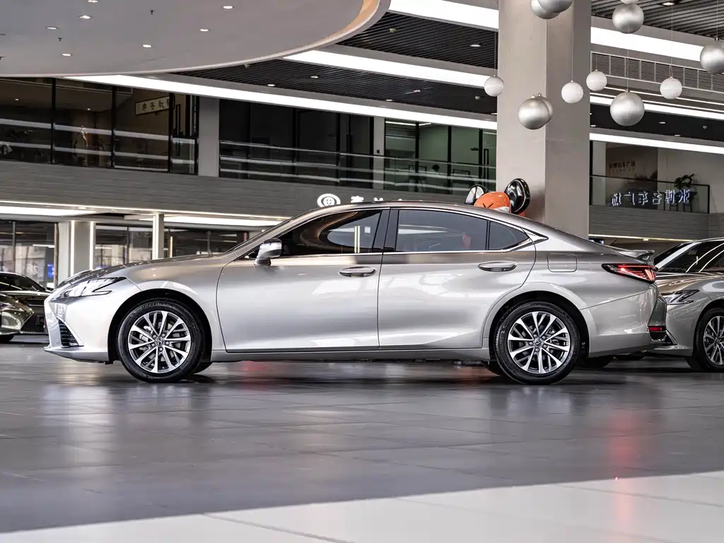 Lexus ES 300h Luxury 2025