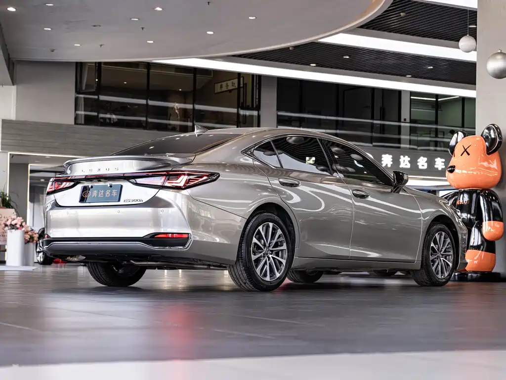 Lexus ES 300h Luxury 2025