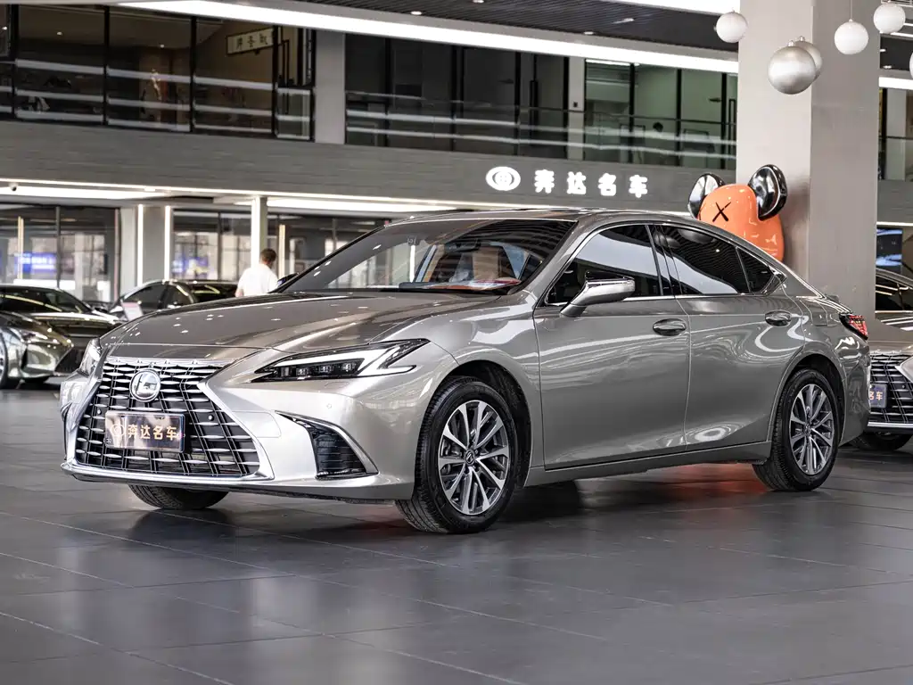 Lexus ES 300h Luxury 2025