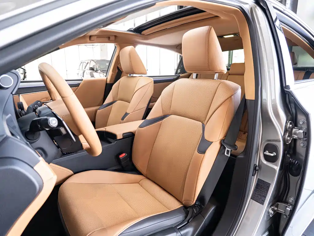 Lexus ES 300h Luxury 2025