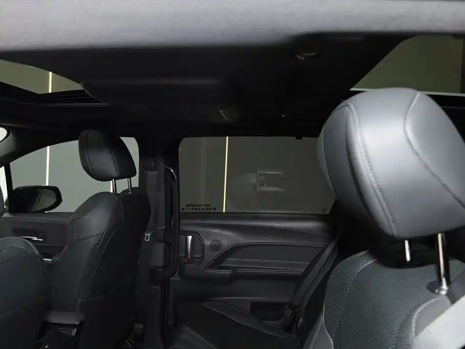 Toyota Granvia 2023 2.5L Hybrid Flagship VIP Edition