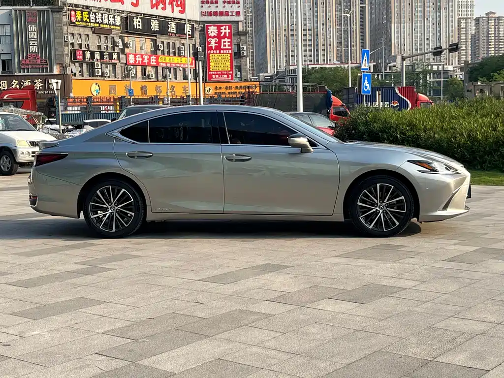 Lexus ES 2022 300h Premium Edition