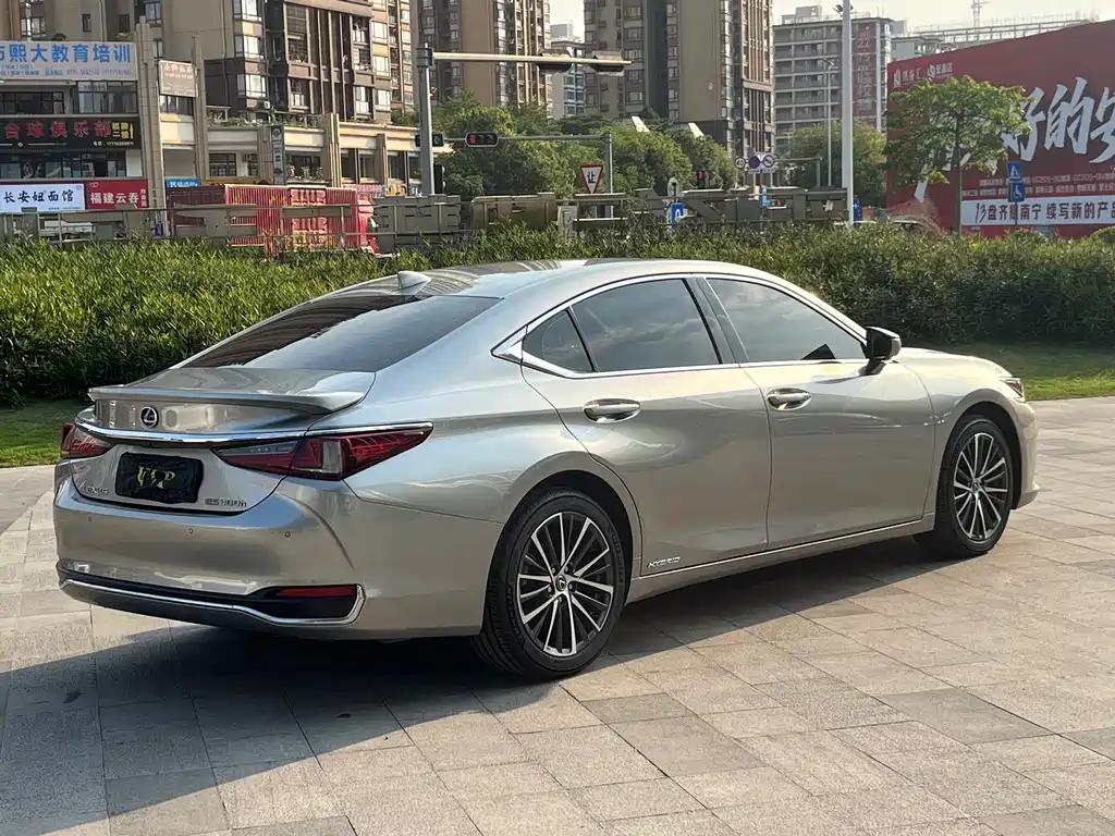 Lexus ES 2022 300h Premium Edition