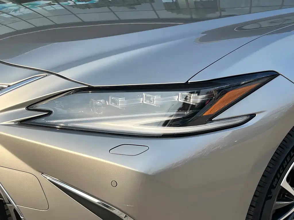 Lexus ES 2022 300h Premium Edition