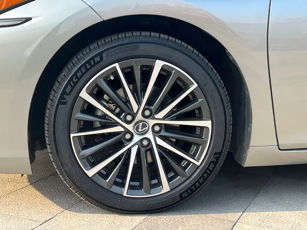 Lexus ES 2022 300h Premium Edition