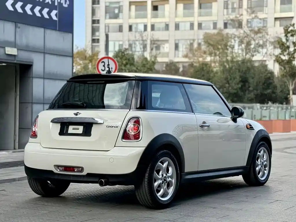 2011 MINI Cooper 1.6L Fun