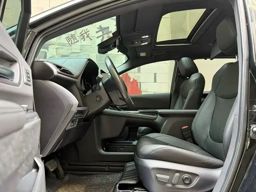 Toyota Sienna 2023 2.5L Hybrid Platinum Edition