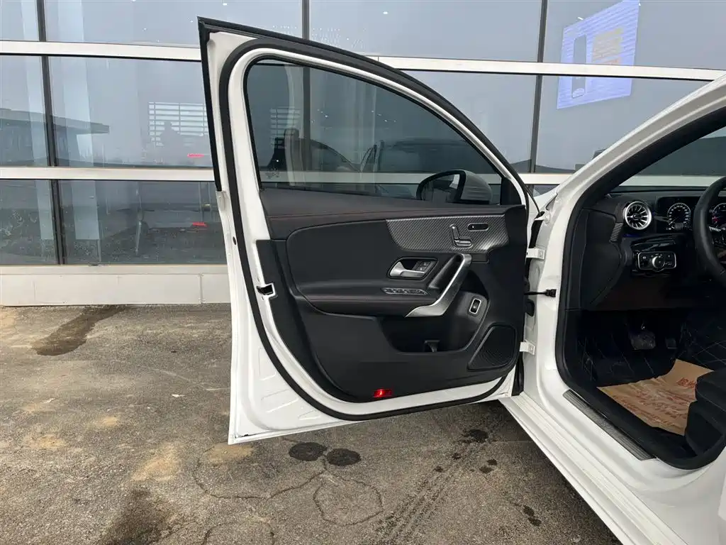 Mercedes-Benz A-Class 2025 A 200 L Fashion Edition