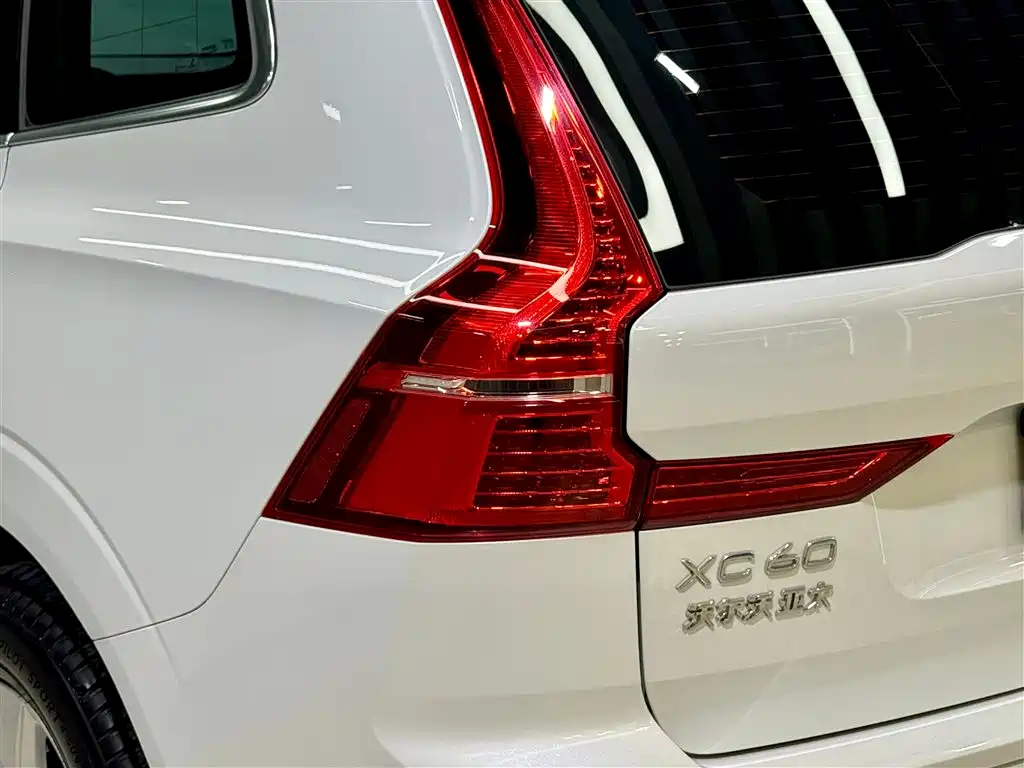 Volvo XC60 2022 B5 AWD Momentum Luxury Edition