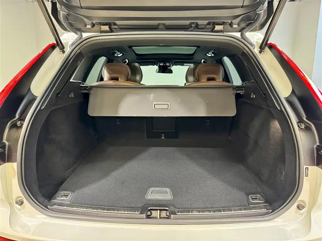 Volvo XC60 2022 B5 AWD Momentum Luxury Edition
