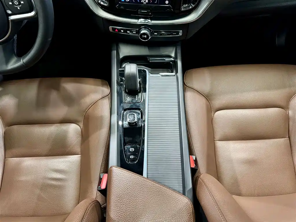 Volvo XC60 2022 B5 AWD Momentum Luxury Edition