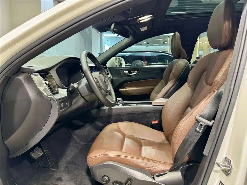 Volvo XC60 2022 B5 AWD Momentum Luxury Edition