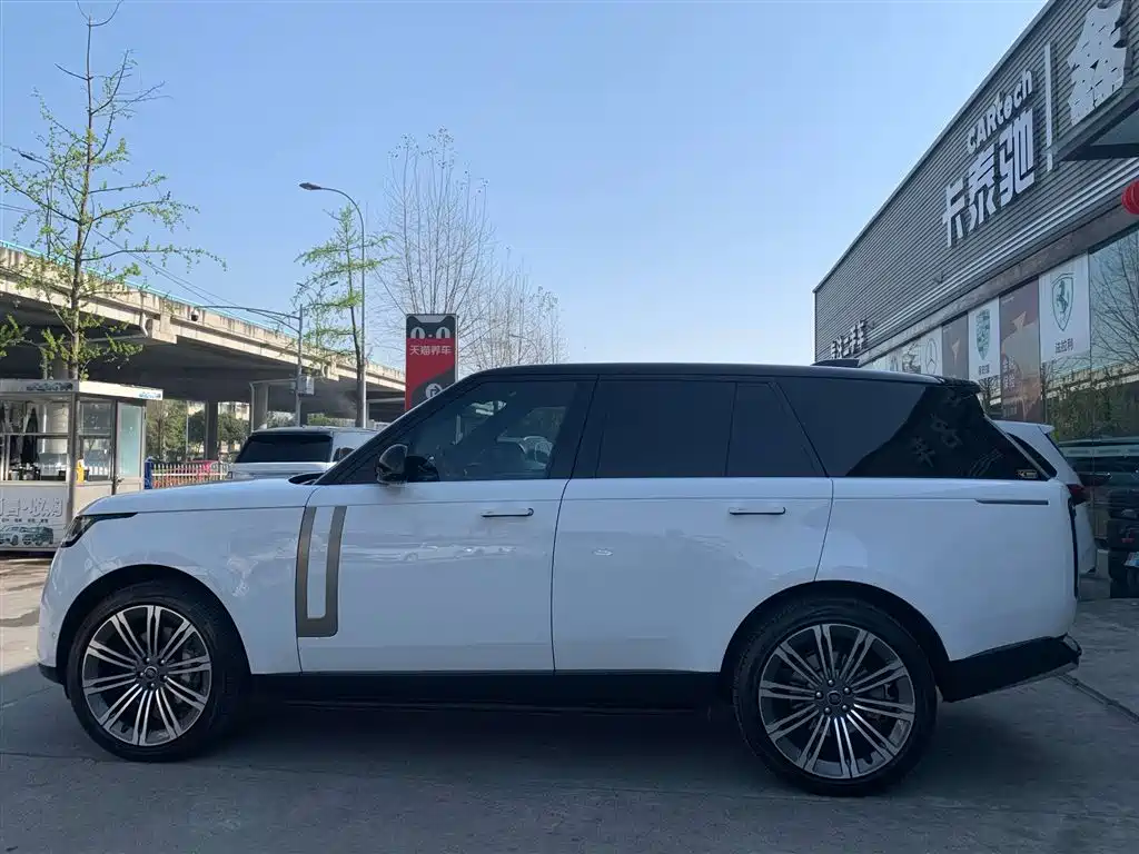 Range Rover 2023 3.0 L6 360PS SE