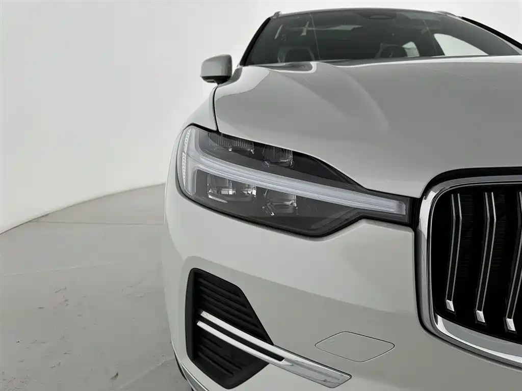 Volvo XC60 2024 B5 AWD Momentum Luxury Edition