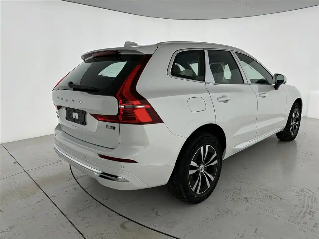Volvo XC60 2024 B5 AWD Momentum Luxury Edition